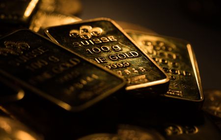 Gold Holds Advance as Virus Adds to Risks for Global Growth