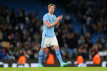 De Bruyne and Müller ready for the final whistle at Manchester City, Bayern Munich