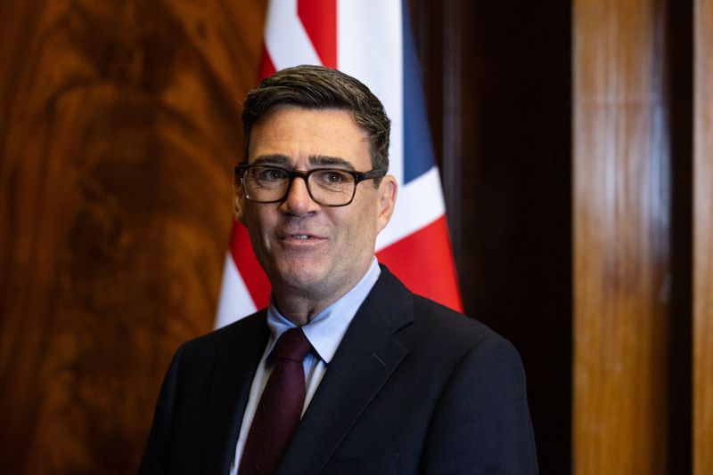 UK PM Burnham refuses to back Heathrow’s third runway project