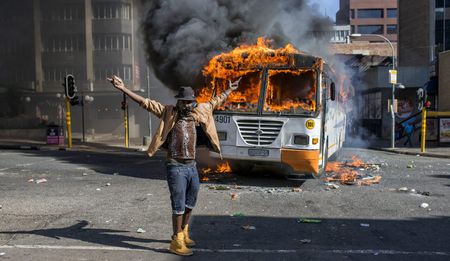 GroundUp: In Photos – Wits violence spills into Braamfontein