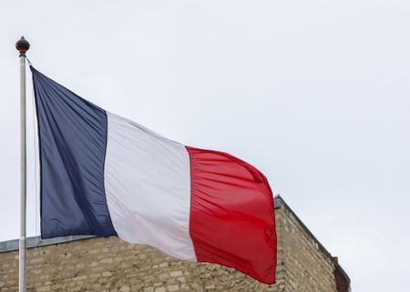 France's Socialists threaten to oust government by Monday amid fraught budget talks