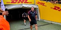 Rugby-Rennie threat