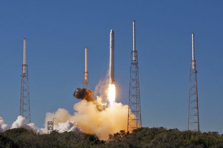 SpaceX vows manned flight to space station is on track