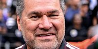 Rugby-Rennie threat