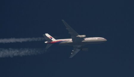 Planes, ships race to beat bad weather in search for Malaysian jet