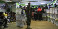 Kenyan General Service Unit (GSU), police officers stand guard at St Theresa Girls’ Secondary School tallying centre in Mathare, Nairobi, on 11 August to keep order after a  commotion followed allegations of vote tampering, two days after Kenyans cast their ballots in the general election. (Photo: EPA-EFE / Daniel Irungu)