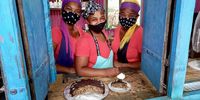 Portia Ngobese, Cindy Nxele, Nonto Ngobese and a crushed almond and Belgian chocolate tart. (Photo: Wanda Hennig)<br>