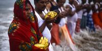 epa10275389 A Hindu devotee holds bananas while offering prayers to the Sun god on the occasion of the Hindu festival 'Chhath Puja', at Marina beach, in Chennai, India, 30 October 2022. Chhath Puja is an ancient Hindu festival dedicated to Surya, the Hindu Sun God, also known as Surya Shashti. The Sun, considered the god of energy and the life force, is worshiped during the Chhath festival to promote well-being, prosperity, and progress.  EPA-EFE/IDREES MOHAMMED