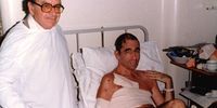 Albie in hospital after bomb with Wolfie Kodesh,London,1988. (Photo: thealbiecollection.org)