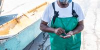 A Struisbaai line-fisher logs his catch on the ABALOBI Fisher app. (Photo: @ABALOBI)