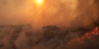Hellish scenes of the sun, covered in heavy smoke, as the hill burns in Murdock Valley on 20 December 2023. (Photo: Kyra Wilkinson)