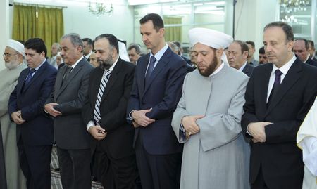 Syria's Assad makes rare appearance for Eid prayers