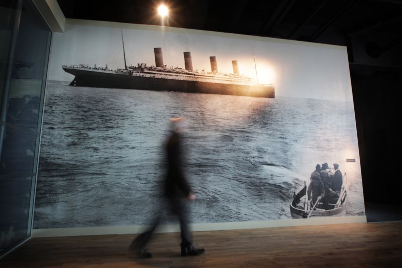 Ships, planes search for sub that went missing on trip to Titanic wreckage