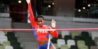 epa09388018 Yarisley Silva of Cuba competes in the Women's Pole Vault Qualification during the Athletics events of the Tokyo 2020 Olympic Games at the Olympic Stadium in Tokyo, Japan, 02 August 2021.  EPA-EFE/DIEGO AZUBEL