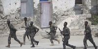 Somali police officers rush toward the scene of twin blasts in the capital Mogadishu, Somalia, 07 July 2018. (Photo: EPA-EFE/Said Yusuf Warsame)