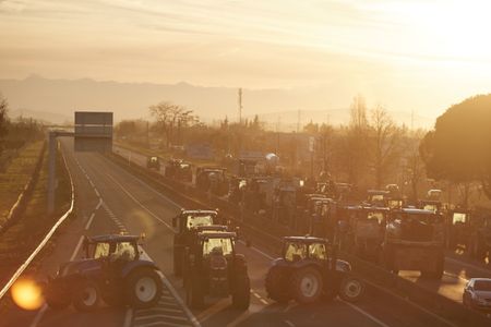 Farmers' convoys head for Paris to restart protest movement