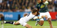 epa06797156 Aphiwe Dyantyi (R) of South Africa in action against Henry Slade (L) of England during the rugby test match at the Ellis Park Stadium in Johannesburg, South Africa, 09 June 2018.  EPA/KIM LUDBROOK