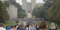 People on the Long Walk come to pay their respects to late Queen Elizabeth II at Windsor Castle, in Windsor, Britain, 11 September 2022. (Photo: EPA-EFE / Olivier Hoslet)