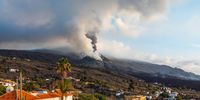 epa09598258 Smoke rises from the Cumbre Vieja volcano seen from El Paso, La Palma, Canary Islands, Spain, 22 November 2021. The Cumbre Vieja volcano erupted on 19 September and has spewn out smoke, ashes and lava since then.  EPA-EFE/Miguel Calero