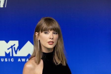 Taylor Swift lands top trophy at MTV’s Video Music Awards