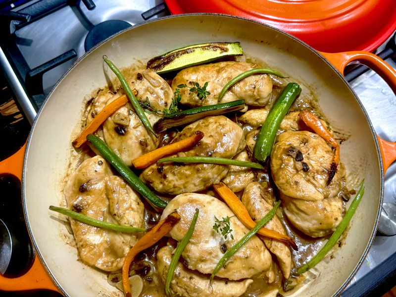 Chicken with 17 garlic cloves, wine and a touch of thyme