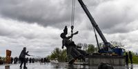 epa09910468 Municipal workers dismantle the Monument of Friendship in Kyiv (Kiev) Ukraine, 26 April 2022. The Monument of Friendship between the Russian and Ukrainian nations was opened in 1982, on the 60th anniversary of founding of USSR. On April 25, Kyiv's mayor Vitali Klitschko announced the dismantling of the monument. On 24 February Russian troops had entered Ukrainian territory resulting in fighting and destruction in the country, a huge flow of refugees, and multiple sanctions against Russia.  EPA-EFE/OLEG PETRASYUK