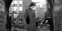 Lee Miller, Model Elizabeth Cowell wearing Digby Morton suit, London 1941. (Photograph: Lee Miller Archives © Lee Miller Archives, England 2025. All rights reserved. leemiller.co.uk.)