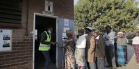 Voters wait in a queue to cast their votes in the 2023 Zimbabwean general election, in Mabvuku, Harare, Zimbabwe on 23 August 2023. (Photo: EPA-EFE/Aaron Ufumeli)