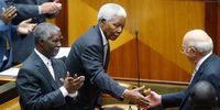 Former President Nelson Mandela shakes the hand of former president FW de Klerk as Thabo Mbeki looks on. Date Unknown. (Photo: Gallo Images /  Esa Alexander)
