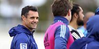 Dan Carter talks to Beauden Barrett of the Blues during a Blues Super Rugby training session at Alexandra Park on 31 July 2020 in Auckland, New Zealand. (Photo by Hannah Peters / Getty Images)