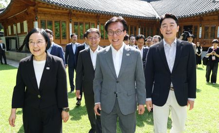 South Korea presidential chief of staff resigns amid slide in support for Lee