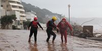 Paramedics and rescue personnel worked round the clock at Umdloti beach helping people who had been trapped in their houses or stranded because of thick mud that covered large parts of the area after heavy rain on 21 May 2022. (Photo: Mandla Langa)