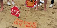 Protesters put up signs and placards to express their opposition to Shell’s plans to explore for oil and gas on the Wild Coast near Amadiba land in the Eastern Cape. (Photo: Lucas Ledwaba / Mukurukuru Media)