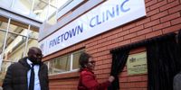 MEC for Health in Gauteng Nomantu Nkomo-Ralehoko unveils a plaque before inspecting the newly opened Finetown clinic in Ennerdale. (Photo: Kabelo Mokoena)