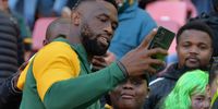 Siya Kolisi snaps a pic with Springbok supporters at the Nelson Mandela Bay Stadium on 12 July 2025 (Photo: Deon Ferreira)