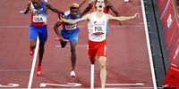 epaselect epa09382905 Kajetan Duszynski of Poland wins the 4x400m Mixed Relay for Poland during the Athletics events of the Tokyo 2020 Olympic Games at the Olympic Stadium in Tokyo, Japan, 31 July 2021.  EPA-EFE/TATYANA ZENKOVICH