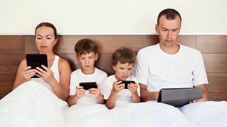 How to manage family screen time fairly
