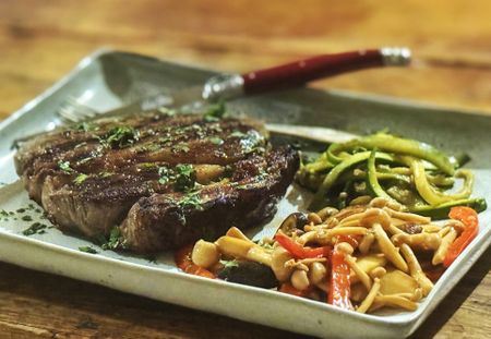 Chilli-hot sirloin steak with Asian mushrooms, courgettes and red peppers