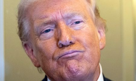 Trump orders government to pay airport security workers