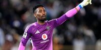 Soccer-Pirates pressure