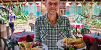 Hein Lottering sets the mood with good sarmies. (Photo: Wanda Hennig)<br>