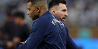 epaselect epa10372169 Lionel Messi of Argentina (R) reacts with  Kylian Mbappe of France prior the FIFA World Cup 2022 Final between Argentina and France at Lusail stadium, Lusail, Qatar, 18 December 2022.  EPA-EFE/Tolga Bozoglu