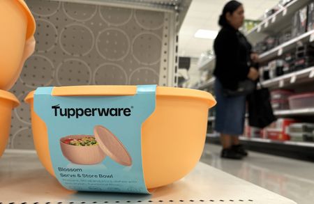 Tupperware gets about two weeks to use cash amid spat