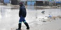 A man navigates a flooded road after heavy rains in Motherwell, Gqeberha on 10 June 2025. (Photo: Gallo Images / Die Burger / Lulama Zenzile)