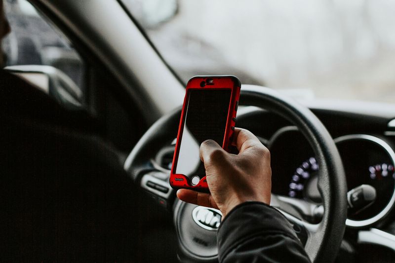 Cellphone usage dials up the frequency of car crashes in SA - Daily Maverick