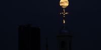 epa12505266 The Beaver supermoon rises over a cross in downtown Beirut, Lebanon, 05 November 2025. According to NASA, the Beaver supermoon is the last of four consecutive supermoons this year.  EPA/WAEL HAMZEH
