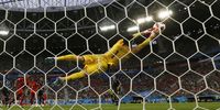 Goalkeeper Hugo Lloris of France makes a save during the FIFA World Cup 2018 semi final soccer match between France and Belgium in St.Petersburg, Russia, 10 July 2018.   EPA-EFE/ETIENNE LAURENT