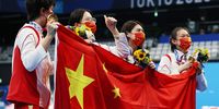 Gold medallists Junxuan Yang, Yufei Zhang, Bingjie Li and Muhan Tang of Team China with their gold medals for the women’s 4x200m freestyle relay final at the Tokyo 2020 Olympic Games on 29 July 2021. (Photo: Tom Pennington / Getty Images)