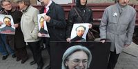  People hold photos as they attend a commemoration rally in honour of slain Russian journalist Anna Politkovskaya, in Moscow, Russia, 07 October 2012. Anna Politkovskaya was killed 07 October 2006 in her building. Russian officials in July 2012 have filed charges against an ex-police officer in the murder of Kremlin critic and journalist Anna Politkovskaya, accusing a former lieutenant colonel of organizing the 07 October 2006 murder of Politkovskaya by providing the weapon among other things. (Photo: EPA/MAXIM SHIPENKOV)