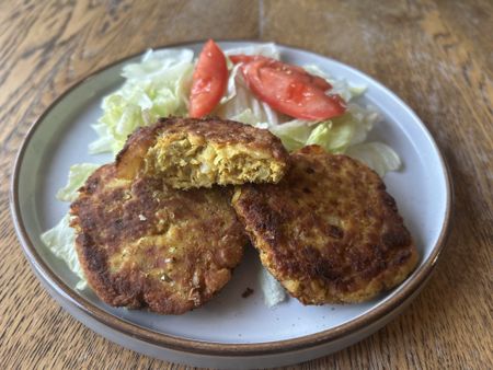 Spicy canned tuna cakes, served with a lecture on responsible fishing